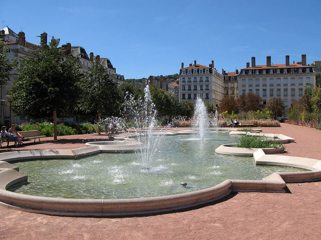 Fontaine restaurée place Bellecour Lyon 2ème