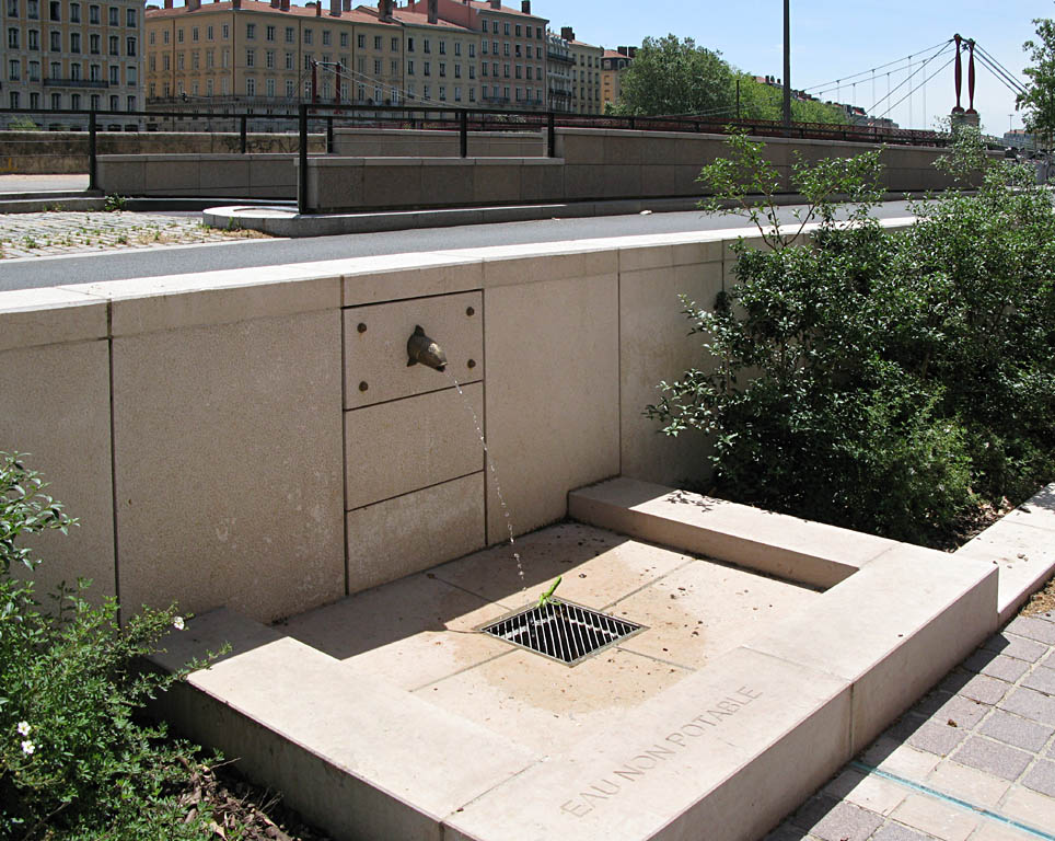 Fontaine place Benoît Crépu (Pierre, granit, bronze eau de ville recyclée) Lyon 5ème