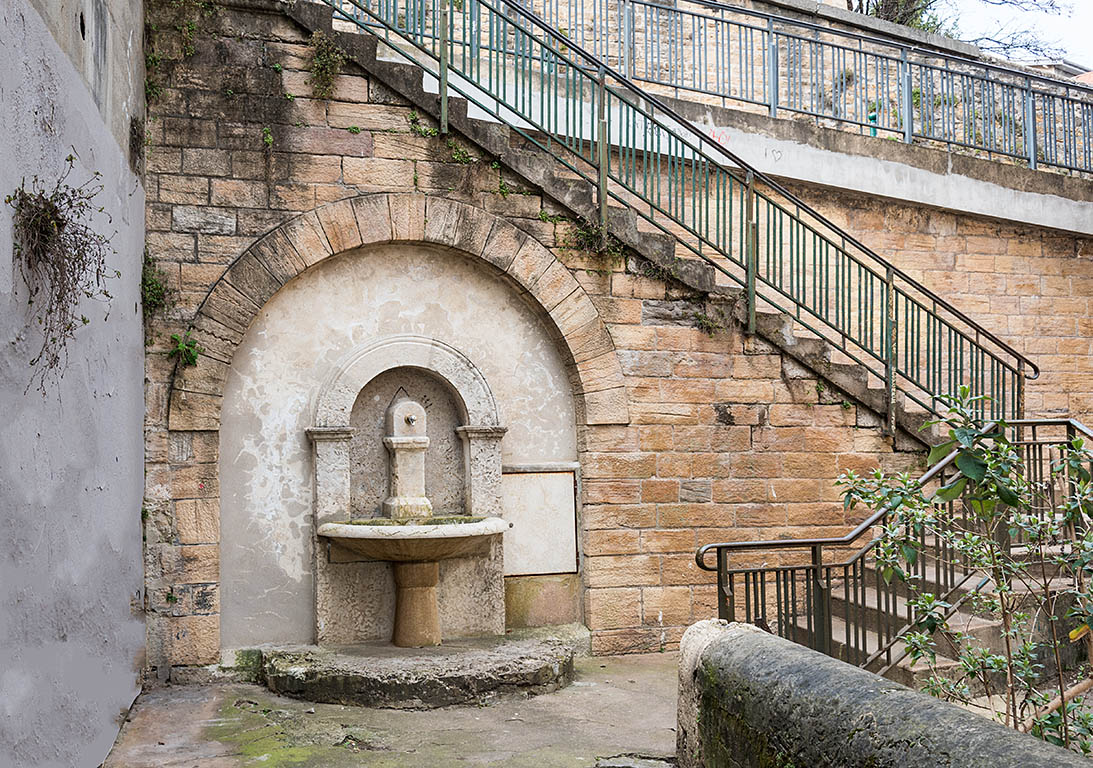 Fontaine des Chazeaux en pierre (1797) Restaurée Eau de ville - Montée des Chazeaux Lyon 5ème 