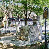 Fontaine Place de Trion (Pierre  eau de forage recyclée) Lyon 5ème