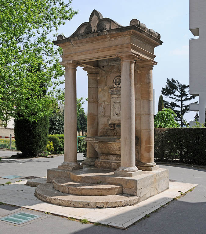 Fontaine au Taurobole rue des Machabées en Pierre de Tournus<br> par Louis Flacheron (1828) Eau de forage perdue Lyon 5ème