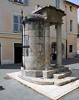 Fontaine au Taurobole rue des Machabées en Pierre de Tournus<br> par Louis Flacheron (1828) Eau de forage perdue Lyon 5ème