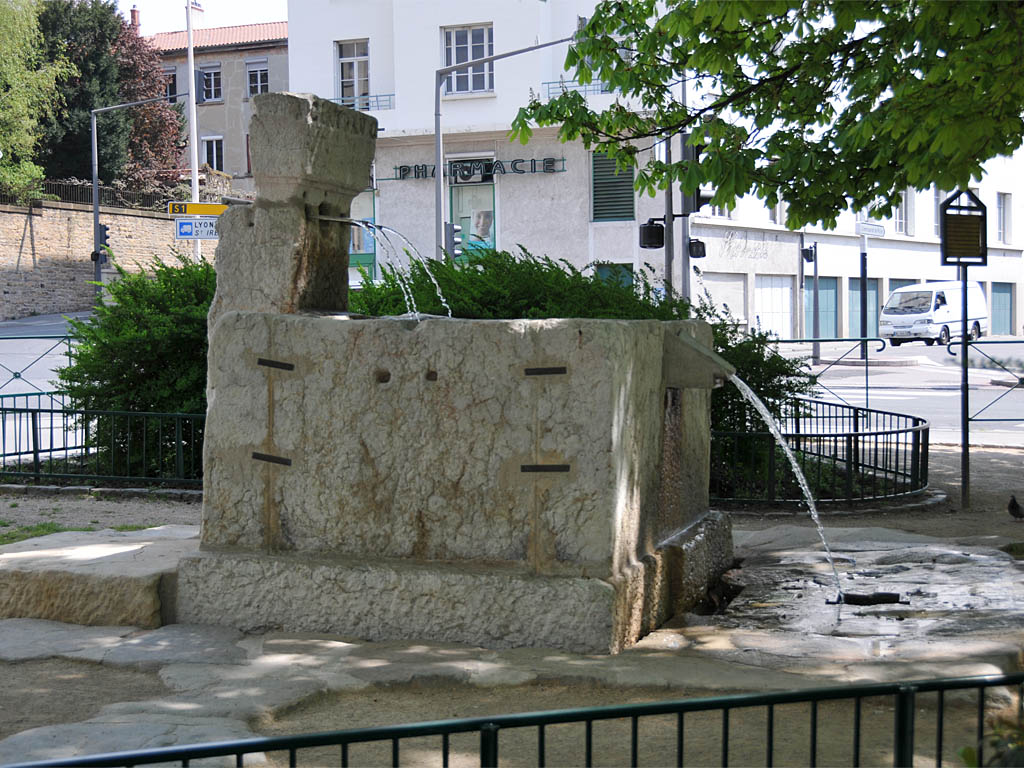 Fontaine Place de Trion (Pierre  eau de forage recyclée) Lyon 5ème