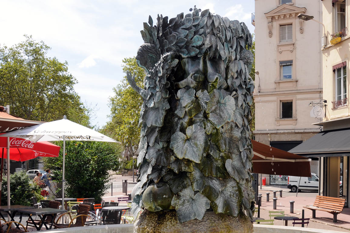 Fontaine "le Buisson Ardent" de Geneviève Böhmer face à la Bourse du Travail, Place Eugène Varlin