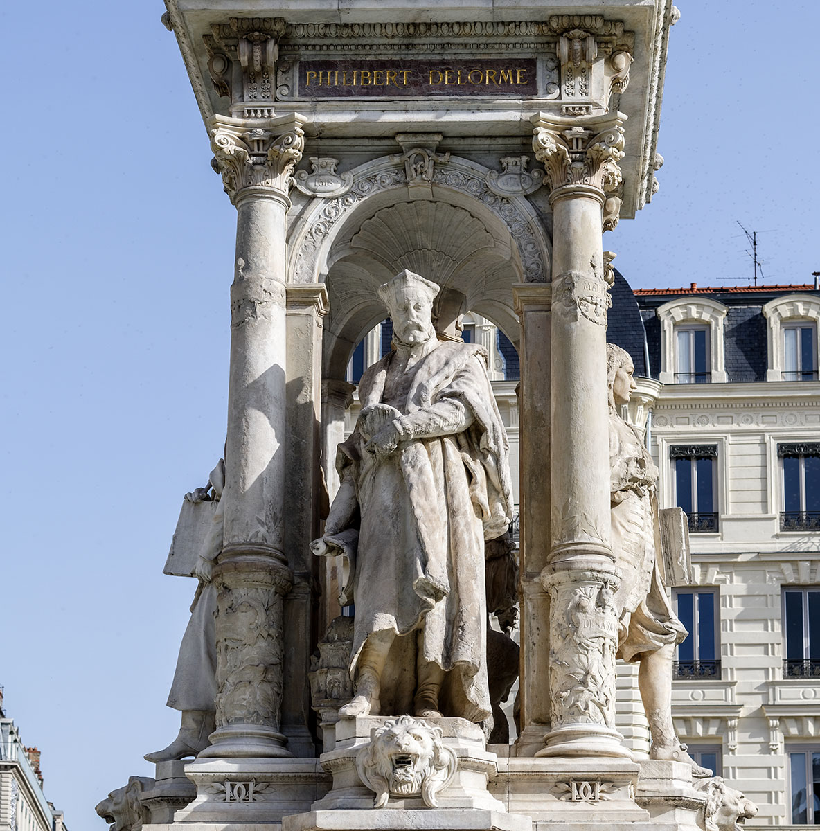 Fontaine place des Jacobins - Philibert Delorme - La fontaine fut réalisée en décembre 1885 par Gaspard André (1840-1896)