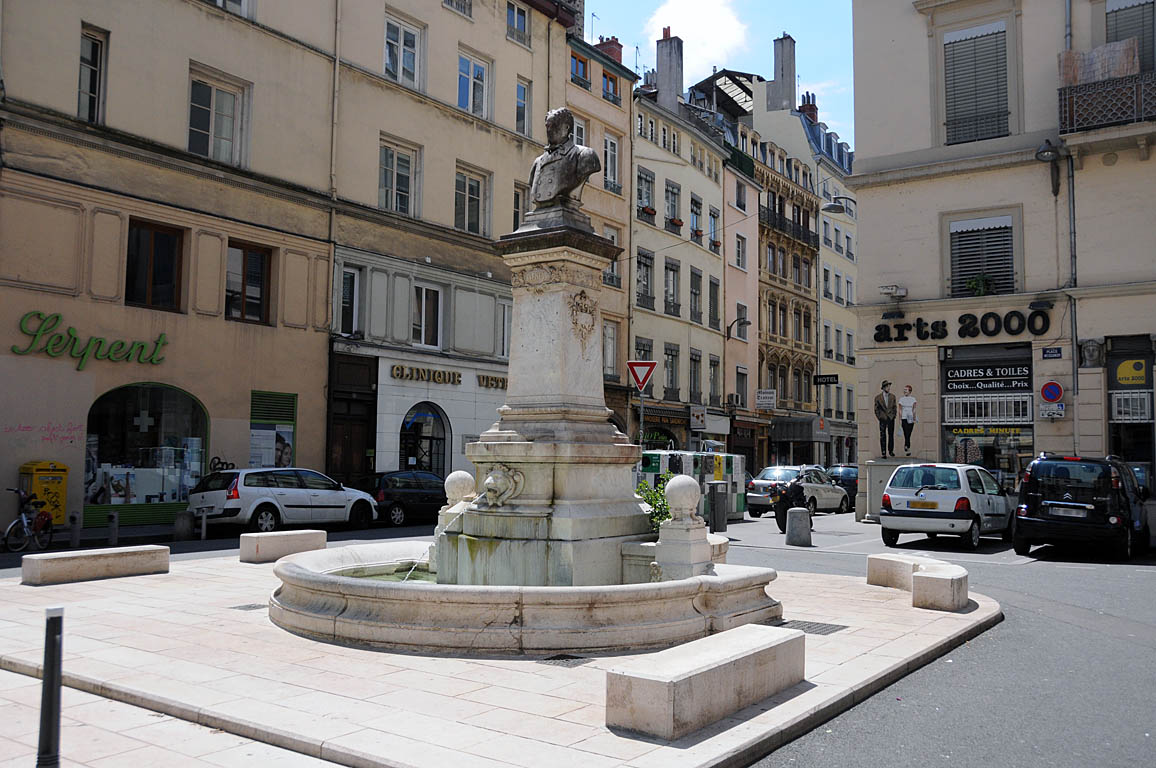 Monument fontaine à Jean-Pierre Pléney (1784-1864) - Sculpteur : Joseph Marie Bourgeot - Place Meissonier Lyon 1er