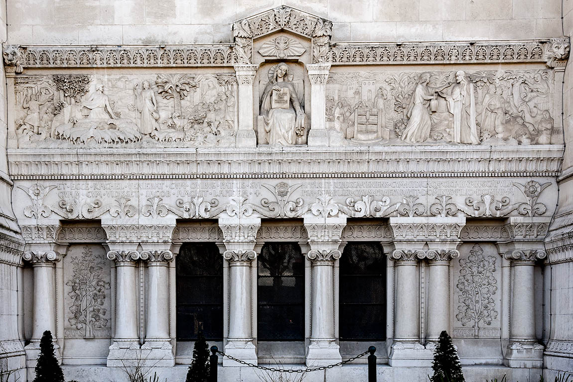 Joseph Belloni - (1960) La Charité : reliefs de Rachel (gauche) et Rebecca (droite) Nord-Est - Détail de la façade de la Basilique de Fourvière Lyon 5ème