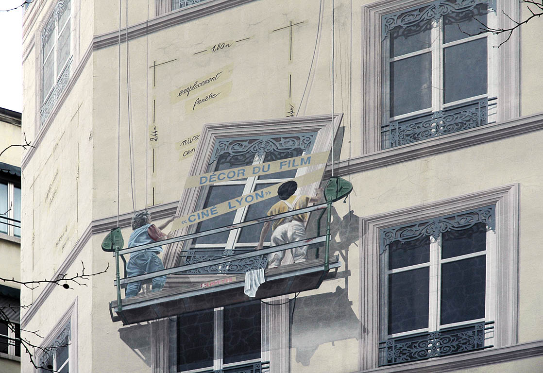 Détail de la pose de la fenêtre en trompe l’Oeil - Fresque Ciné-Lyon entre le Cours Gambetta et la Grande Rue de La Guillotière  Lyon 7ème