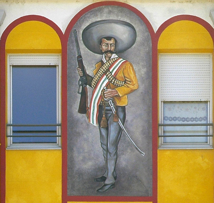 Emiliano Zapata est à l’origine du soulèvement des planteurs de canne à sucre qui forment avec les ouvriers du nord, l’armée populaire de la révolution mexicaine.
