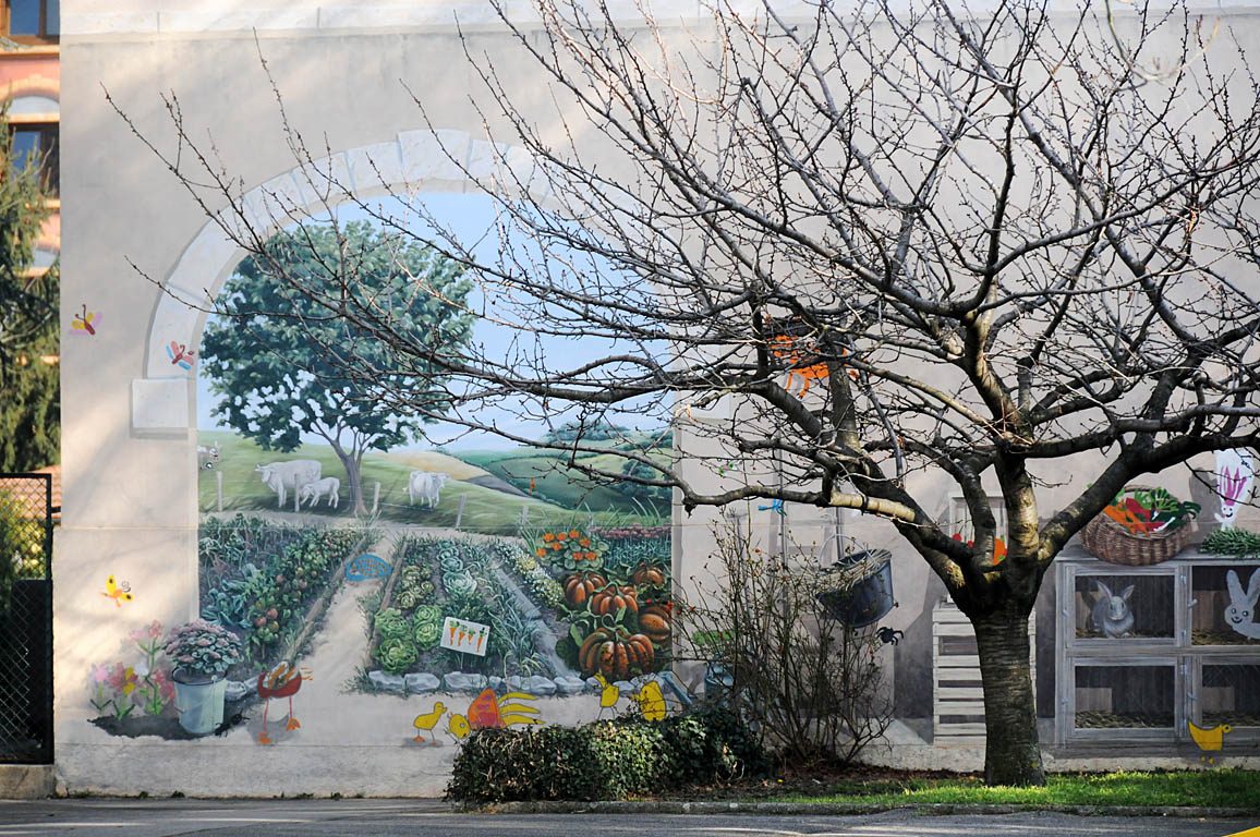 Vrai arbre devant peinture en trompe l’oeil dans la cour de l’école (Résidence "La Sarra"), rue Pauline Jaricot Lyon 5ème