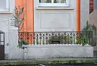 Barrière et plantes peintes en trompe l’oeil sur les immeubles (Résidence "La Sarra"), rue Pauline Jaricot Lyon 5ème