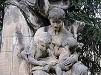 "La liberté" détail de statues démentelées du monument à la République  place Carnot en 1975