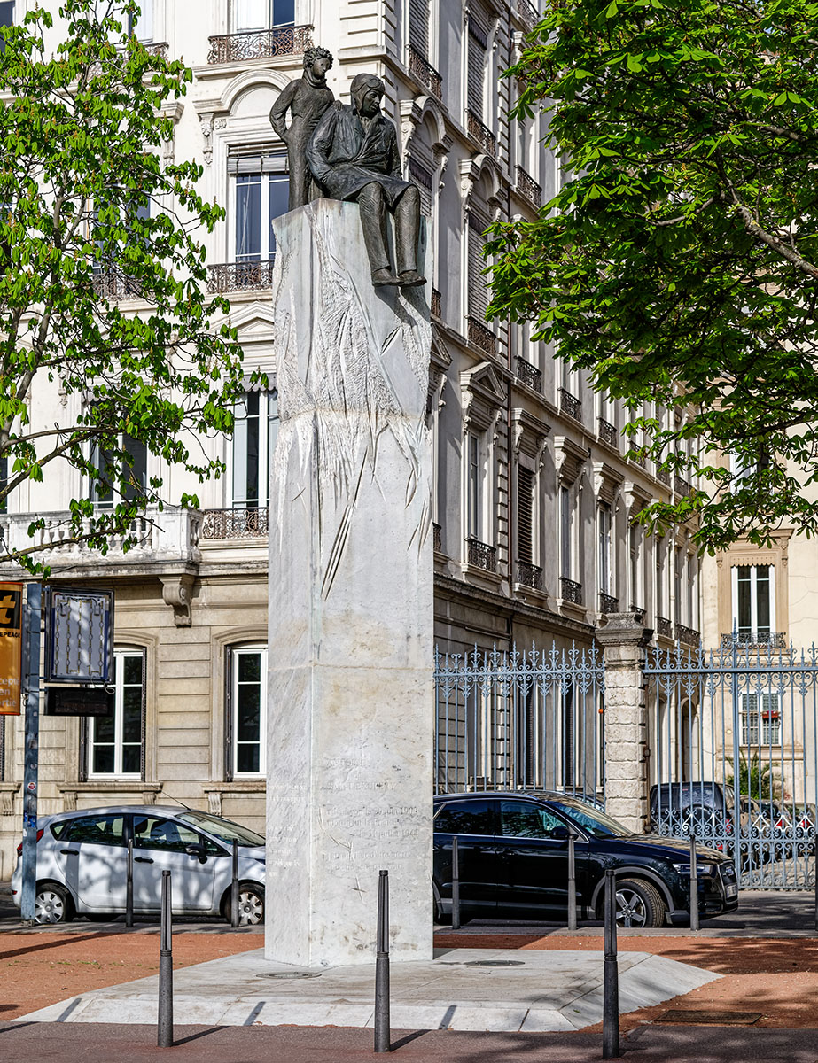Monument à Antoine de Saint-Exupéry (29 juin 1900, Lyon - 31 juillet 1944)  par Christiane Guillaubey, Place Bellecour Lyon 2ème