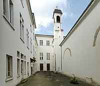 Les Maristes - Institut Marc Perrot - Carmes Déchaussés Cour à l’emplacement de la Chapelle détruite Lyon 5ème
