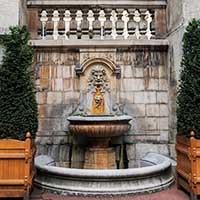 Fontaine dans la cour de l&rsquo;Hôtel de ville