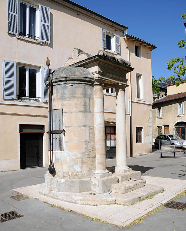 Fontaine au Taurobole en Pierre de Tournus<br> par Louis Flacheron (1828) rue des Macchabées
