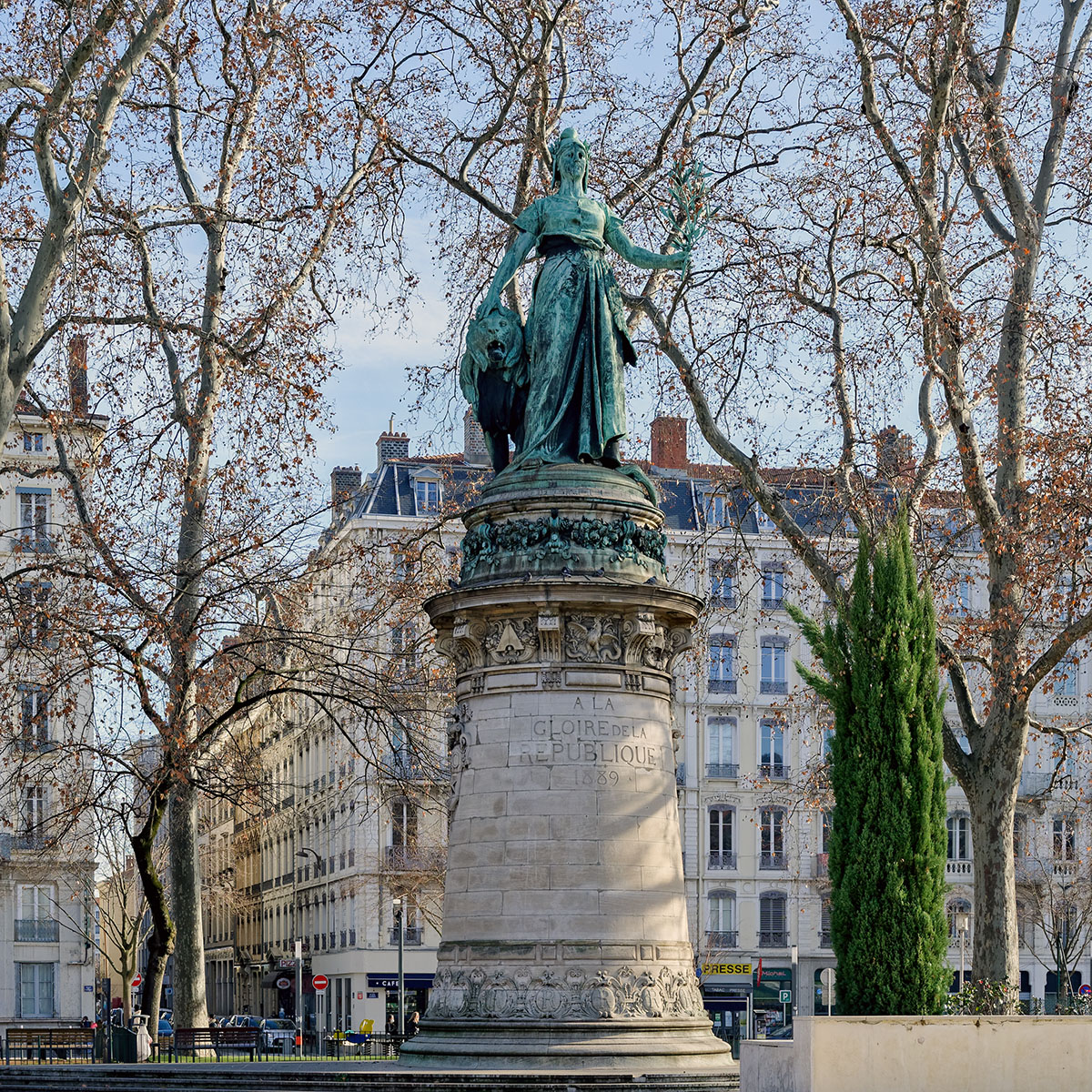Monument à la République Place Carnot amputée des groupes statuaires qui l’entouraient en janvier 1975 Lyon 2ème