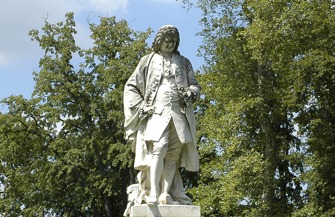 Bernard de Jussieu (1699 - 1777) Botaniste par Pierre Aubert (1853-1912) par Pierre Aubert (1853-1912). Statue érigée en 1892 - Serres du Parc de la Tête d’Or - Lyon 6ème