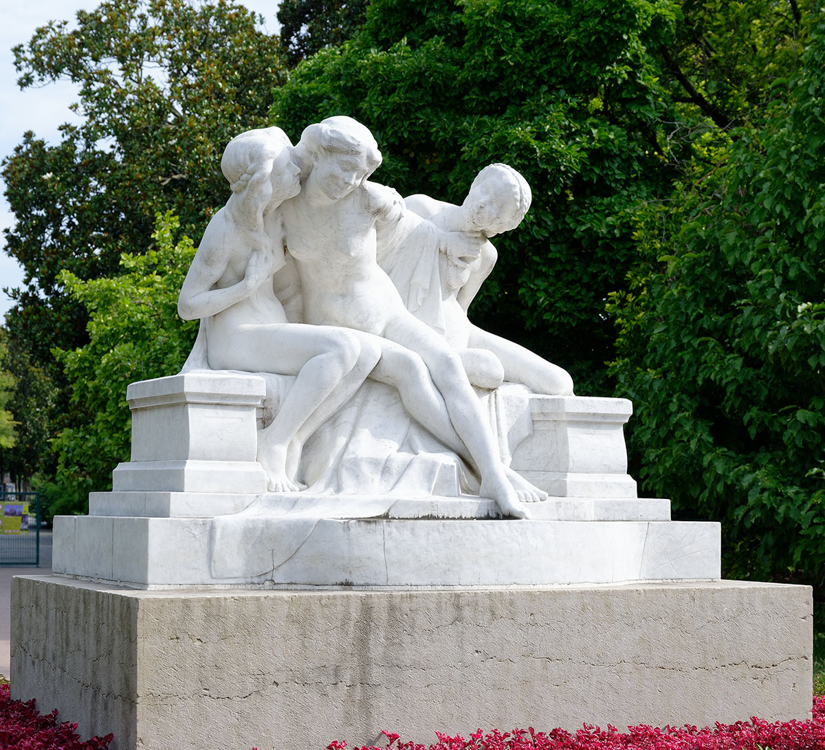 "Le Secret" (R. Béclu, sculpteur. 1913) - Parc de la tête d’or,Lyon 6ème