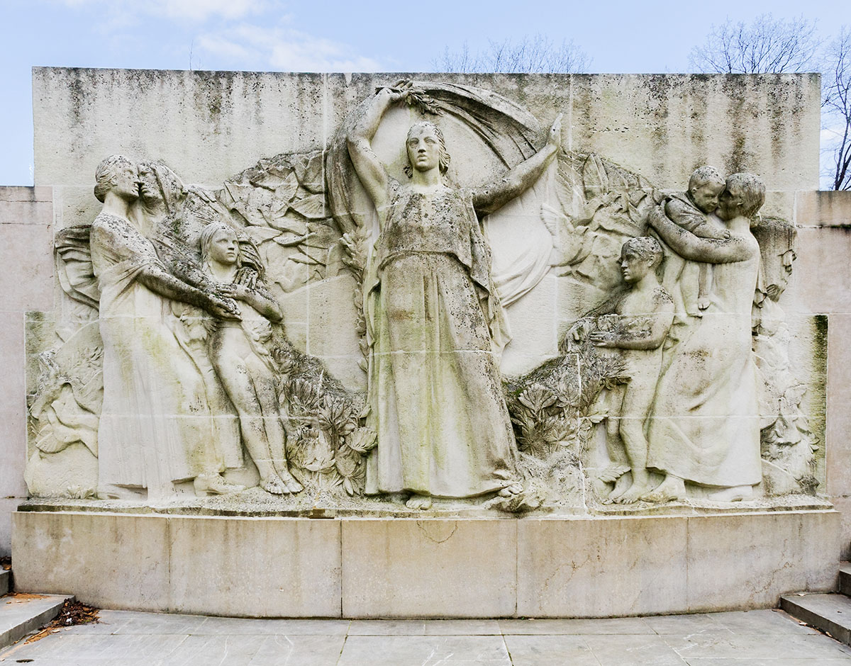 Bas relief "La paix" par Claude Grange (1883-1971) Monument aux morts sur l’île du Parc de la Tête d’Or