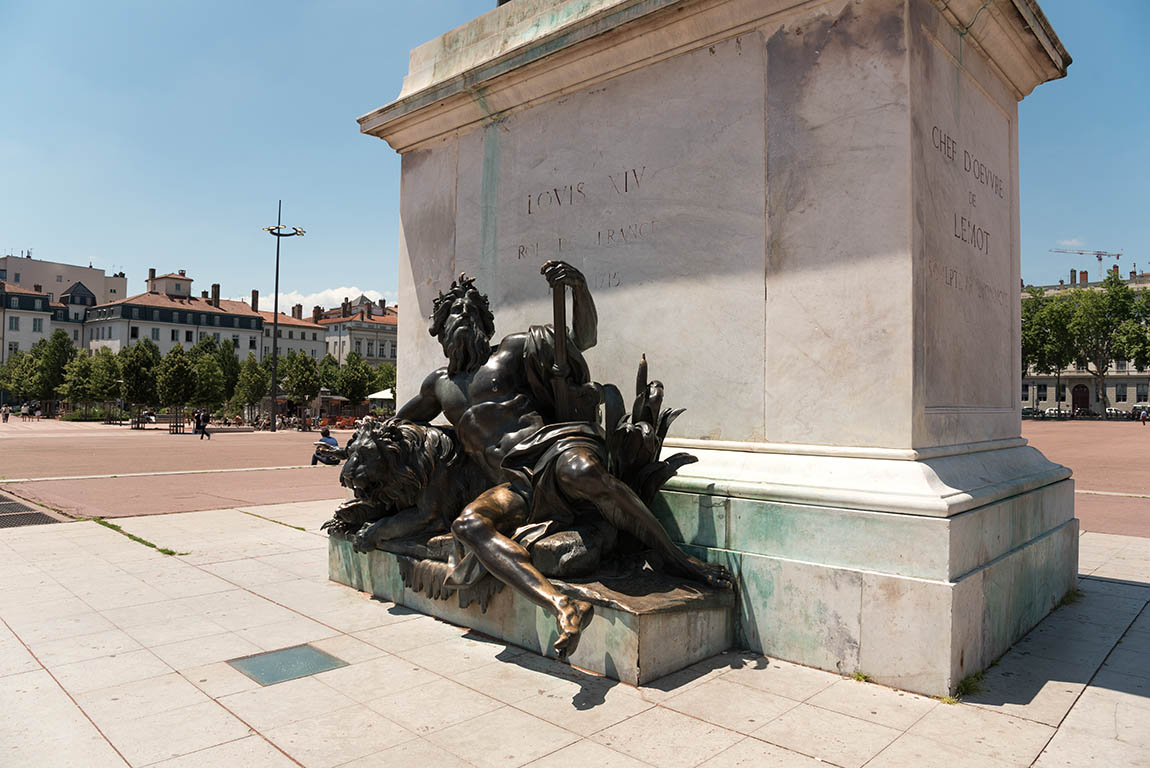Socle de la Statue de Louis XIV - "Le Rhône" (les frères Coustou 1720) Place Bellecour Lyon 2ème