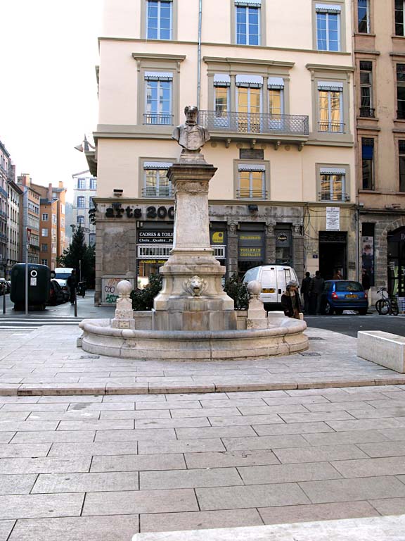 Monument fontaine à Jean-Pierre Pléney(1784-1864)  - Sculpteur : Joseph Marie Bourgeot - Place Meissonier Lyon 1er