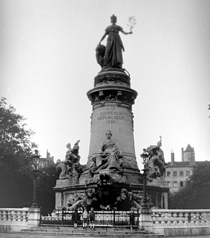 Place Carnot  le 1er Août 1928 Statue de la République (Photo Pierre Valot)