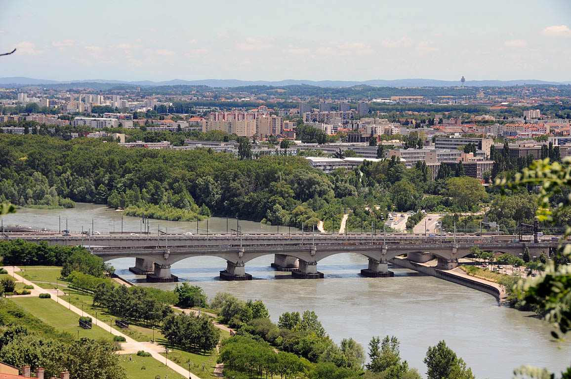 Pont Raymond Poincaré à l’arrière du Viaduc S.N.C.F. sur le Rhône (1939-1989)