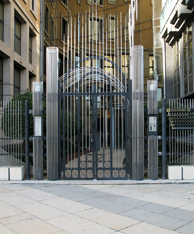 Porte place Louis Pradel