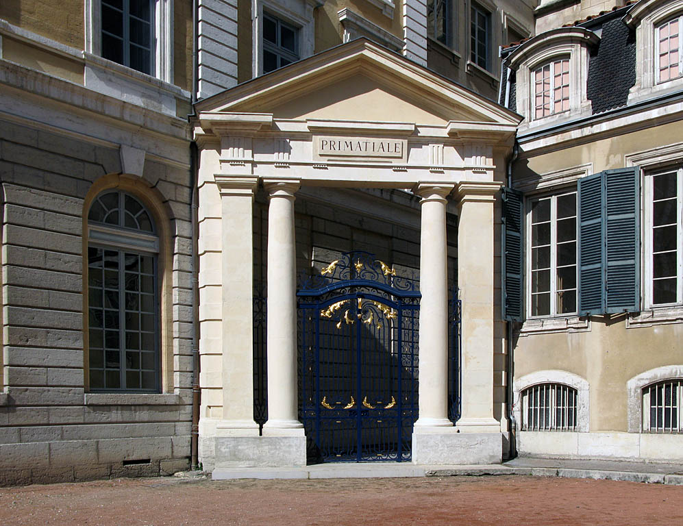 Porte de la Primatiale depuis la cour du Palais Saint Jean Lyon 5ème