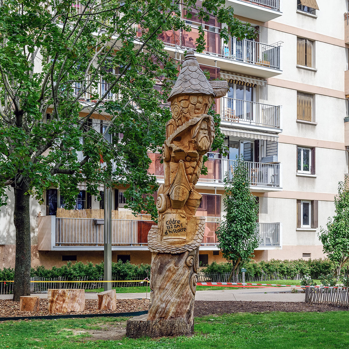 Sculpture à la tronçonneuse par Christian Thérain à Champagne au Mont d’or au Parc des Cèdres "(Simone Veil)"