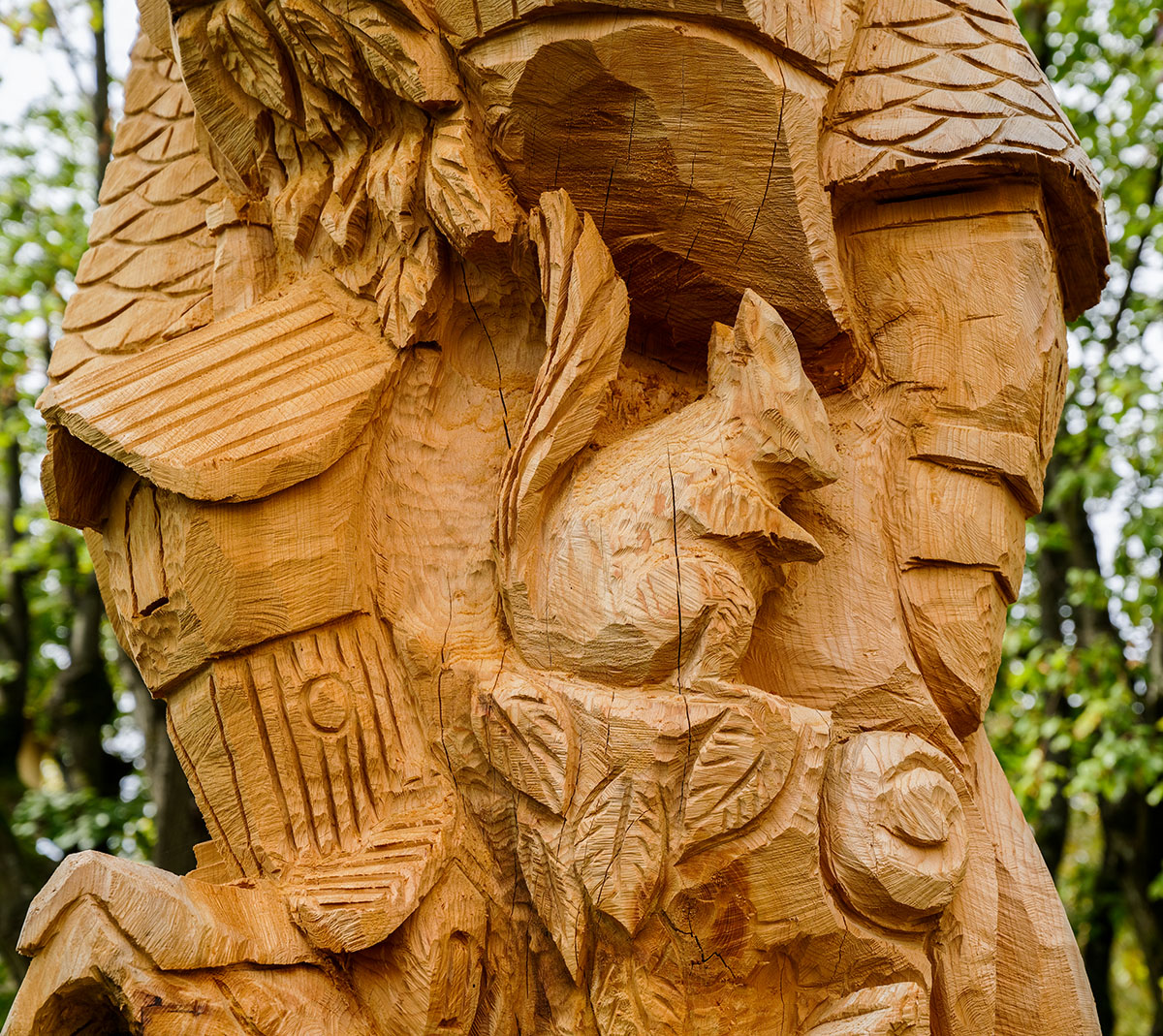 Sculpture à la tronçonneuse par Christian Thérain à Champagne au Mont d’or au Parc des Cèdres "(Simone Veil)"