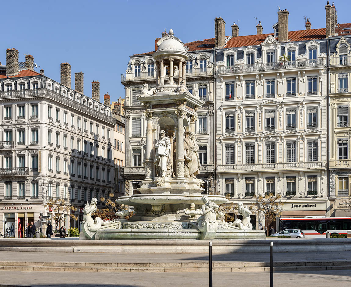 La fontaine fut réalisée en décembre 1885 par Gaspard André (1840-1896) Lyon 2ème