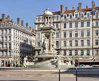 La fontaine fut réalisée en décembre 1885 par Gaspard André (1840-1896) Lyon 2ème
