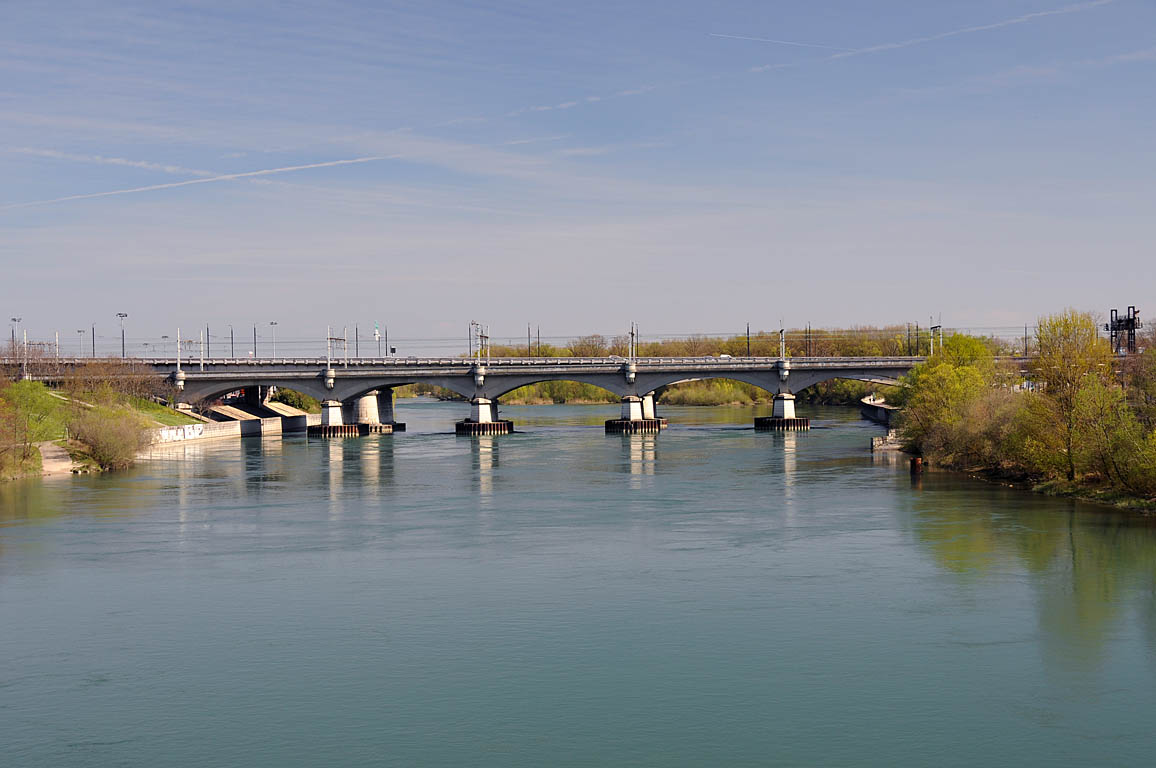 Pont Raymond Poincaré (1989) à l’arrière du Viaduc SNCF entre Caluire et Villeurbanne