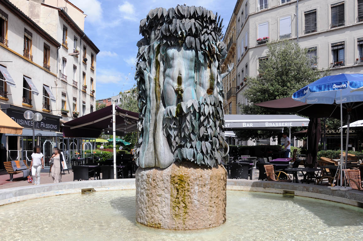 Fontaine "Le Buisson Ardent" de Geneviève Böhmer, Place Eugène Varlin, Face à la Bourse du Travail  Lyon 3