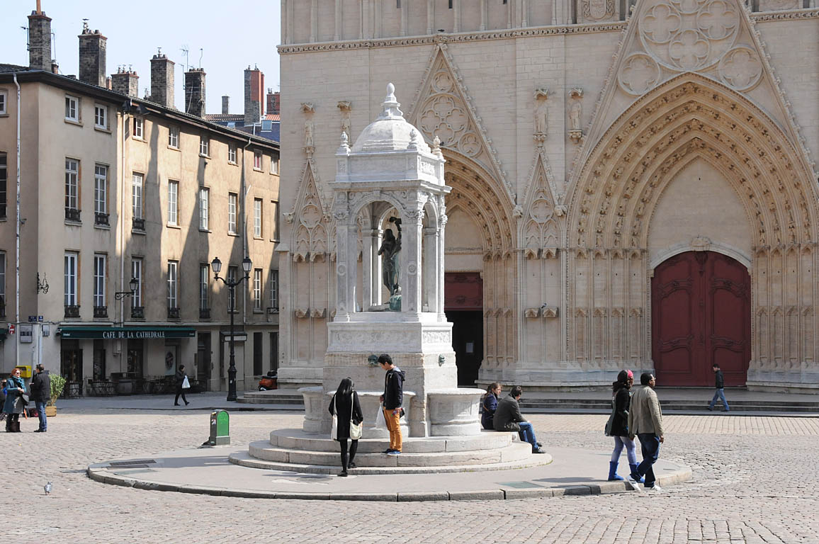 Fontaine place Saint Jean (René Dardel J.M Bonnassieux F. Bernasconi 1844) Lyon 5ème