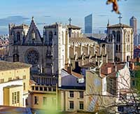 Cathédrale Saint Jean Baptiste vu de la fontaine du Chemin Neuf