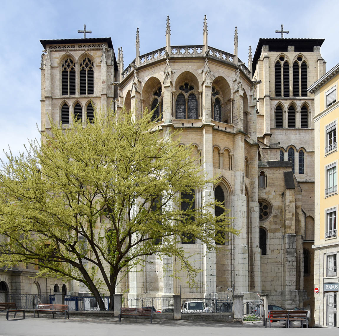 Tours du Chevet Cathédrale Saint Jean Baptiste Lyon ème