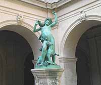 Sculpture de L. Cugnot (1835-1894), Faune ivre (1853) Statue dans le jardin du Musée des Beaux-Arts Lyon 1er