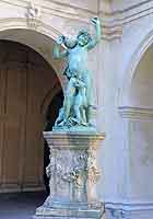 Sculpture de L. Cugnot (1835-1894), Faune ivre (1853) Statue dans le jardin du Musée des Beaux-Arts Lyon 1er