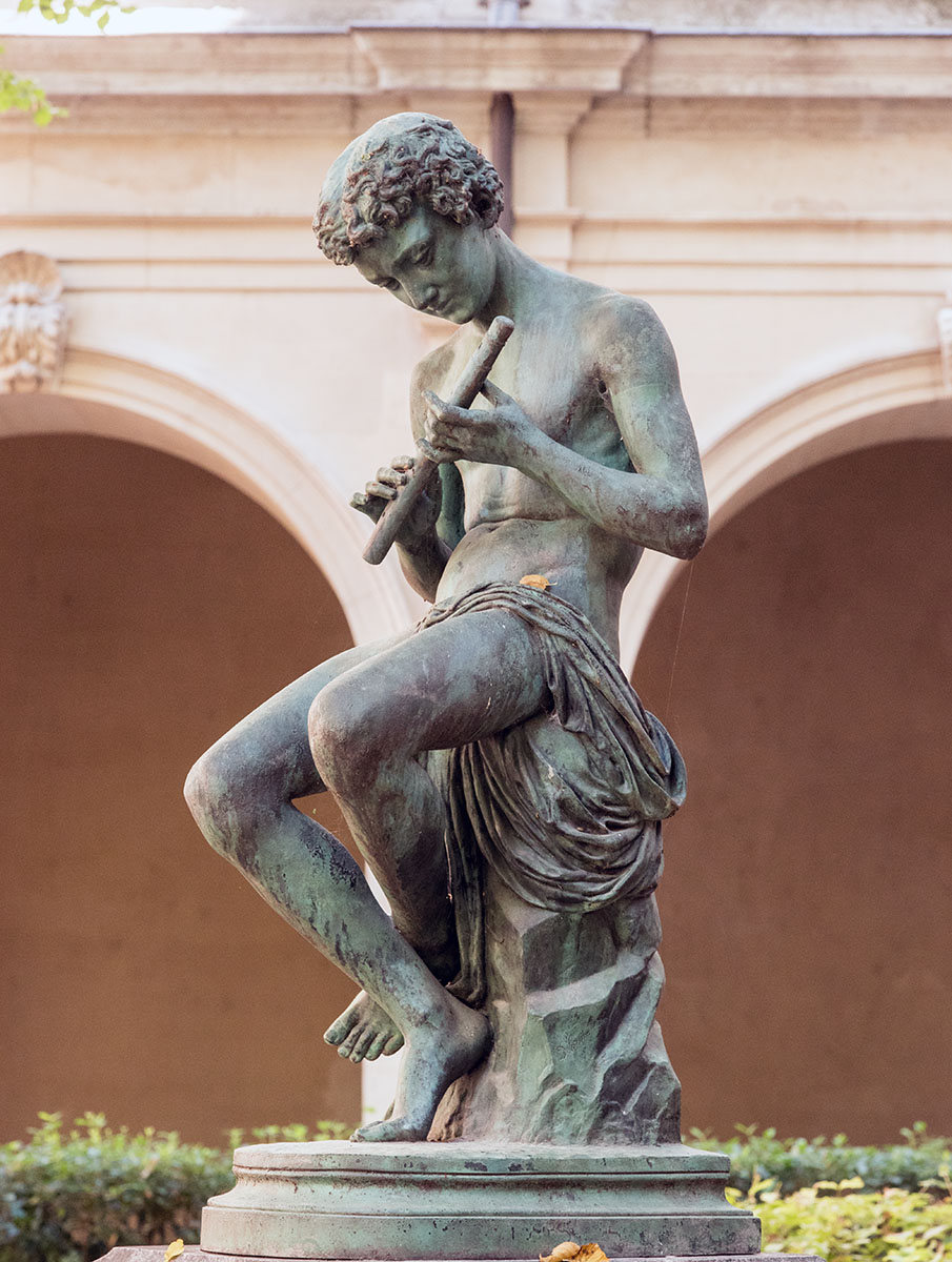 Sculpture de J. Delorme (1831-1905), Le joueur de flûte (1861), dans le jardin du Musée des Beaux-Arts Lyon 1er
