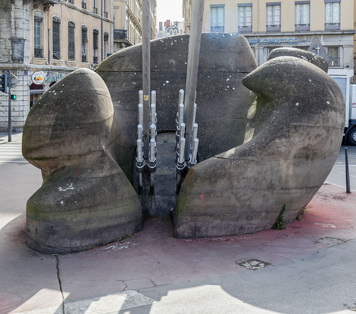 Sculpture (1984) par Gabriel Gouttard (20/03/1927-09/02/2015) Passerelle du Palais de Justice