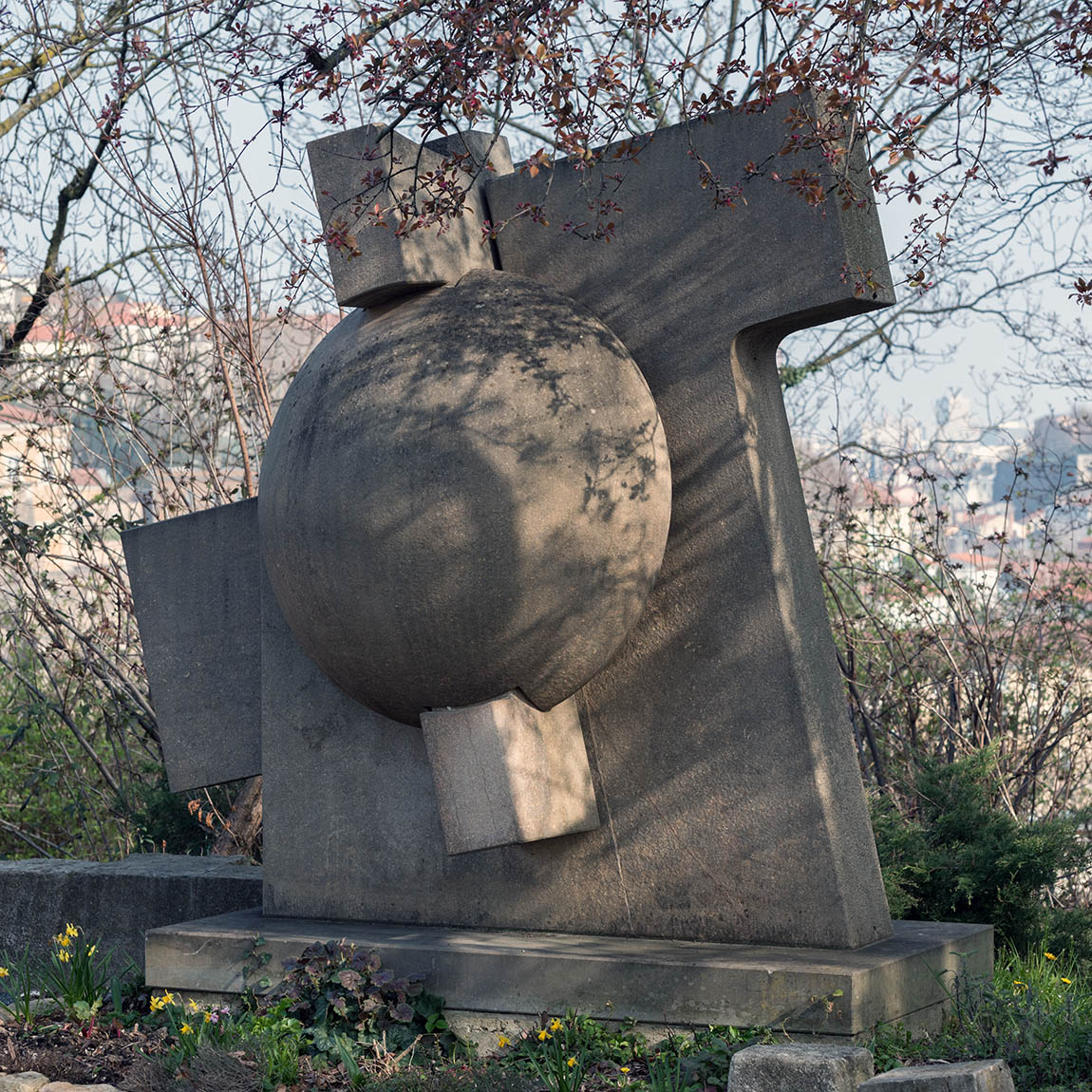 "Gardien" Sculpture par Ivan Avoscan(1928 - 2012) - Fort de Vaise 25, boulevard Antoine de St Exupéry Lyon 9ème
