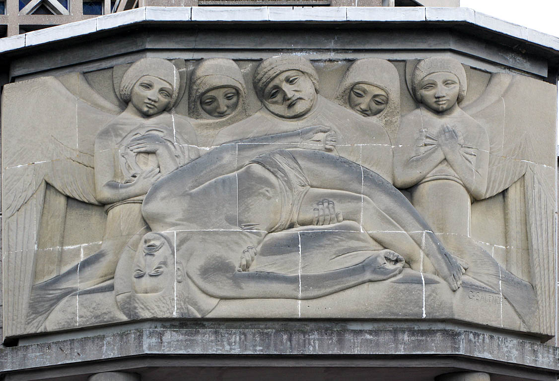 Sculpture sur la façade de la Chapelle par Georges Salendre (1890-1985), Hopital Edourd Herriot Lyon 3ème