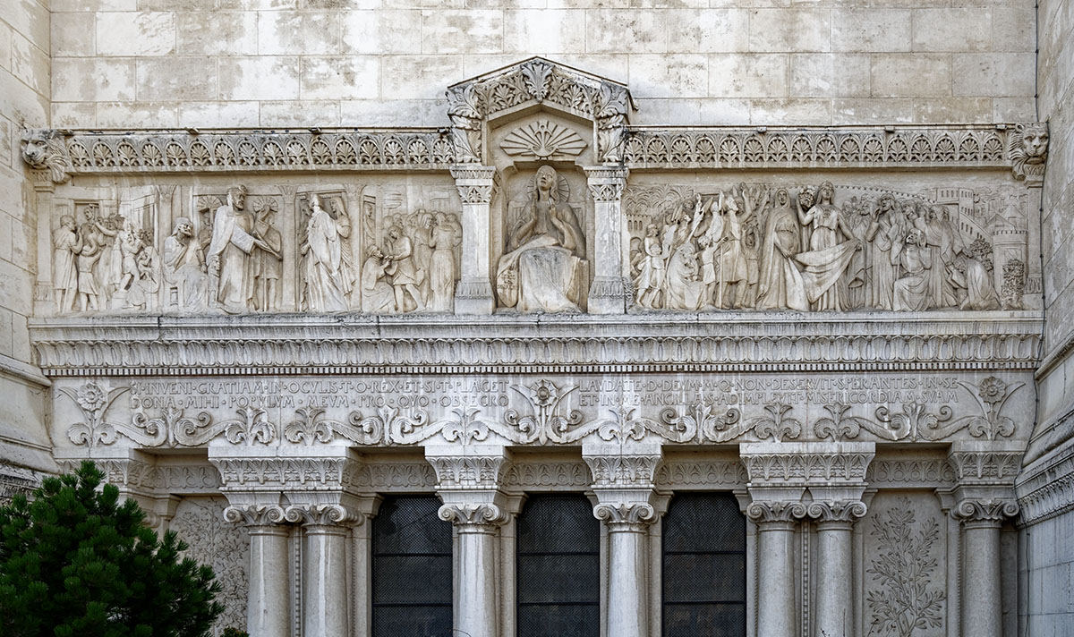 Joseph Belloni - (1959) L’Espérance : reliefs d’Esther (gauche) et Judith (droite) Fresque Nord-Centre - Détail de la façade de la Basilique de Fourvière Lyon 5ème