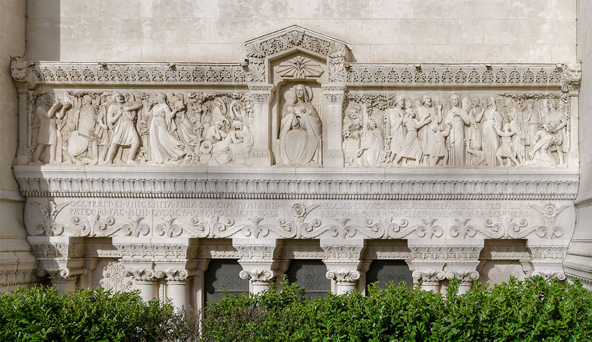 L’Humilité et la Chasteté : reliefs de la fille de Jephté et de Suzanne - Fresque Sud (1962) - Détail de la façade de la Basilique de Fourvière Lyon 5ème