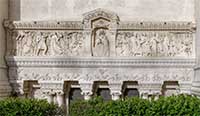 L’Humilité et la Chasteté : reliefs de la fille de Jephté et de Suzanne - Fresque Sud (1962) - Détail de la façade de la Basilique de Fourvière Lyon 5ème