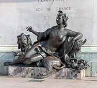 Socle de la Statue de Louis XIV (1638-1715) - "La Saône"(les frères Coustou 1720) Place Bellecour Lyon 2ème