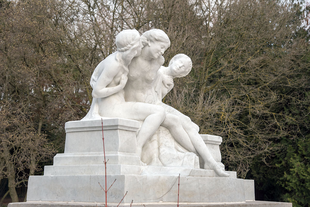 "Le Secret" (R. Béclu, sculpteur. 1913)  Parc de la tête d’or,Lyon 6ème